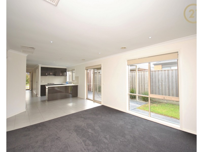 8 Saffron Avenue, Officer VIC 3809