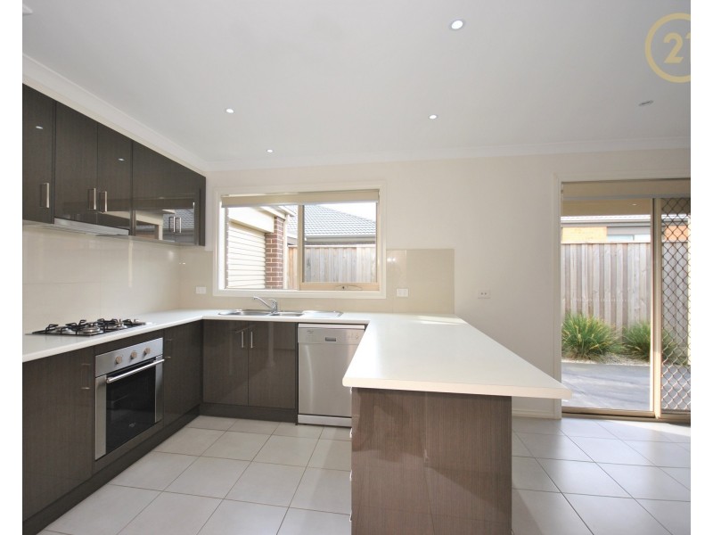 8 Saffron Avenue, Officer VIC 3809