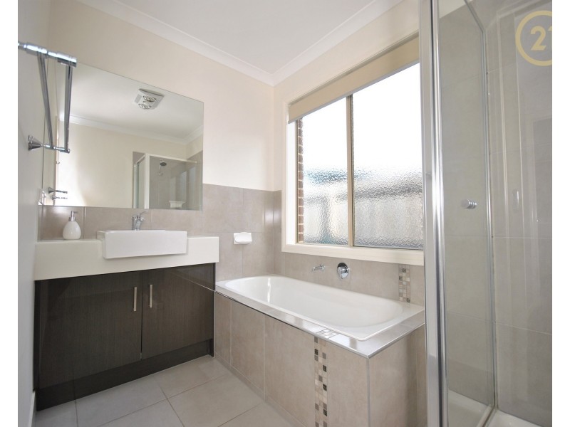 8 Saffron Avenue, Officer VIC 3809