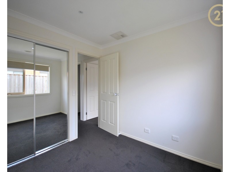 8 Saffron Avenue, Officer VIC 3809