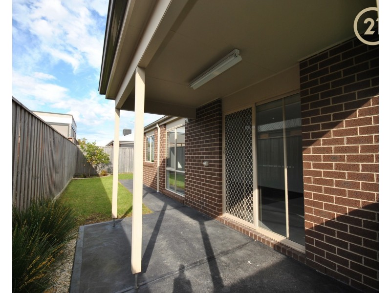 8 Saffron Avenue, Officer VIC 3809