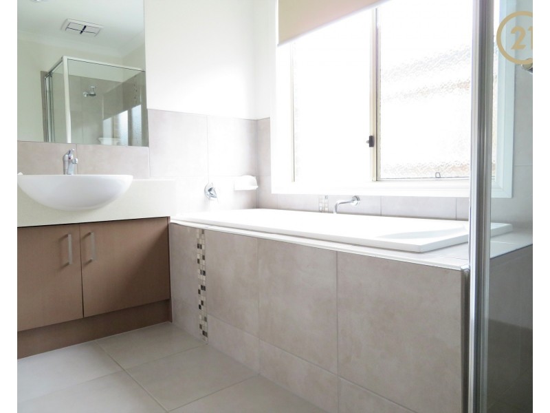 13 Campaspe Street, Clyde North VIC 3978