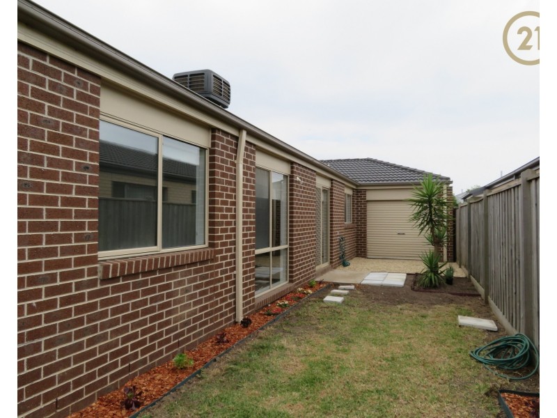 13 Campaspe Street, Clyde North VIC 3978