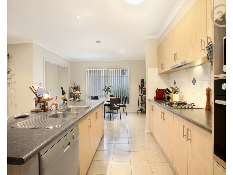 10 Manorwood Way, Berwick VIC 3806