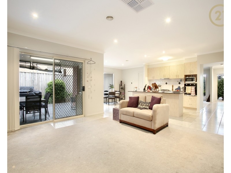 10 Manorwood Way, Berwick VIC 3806