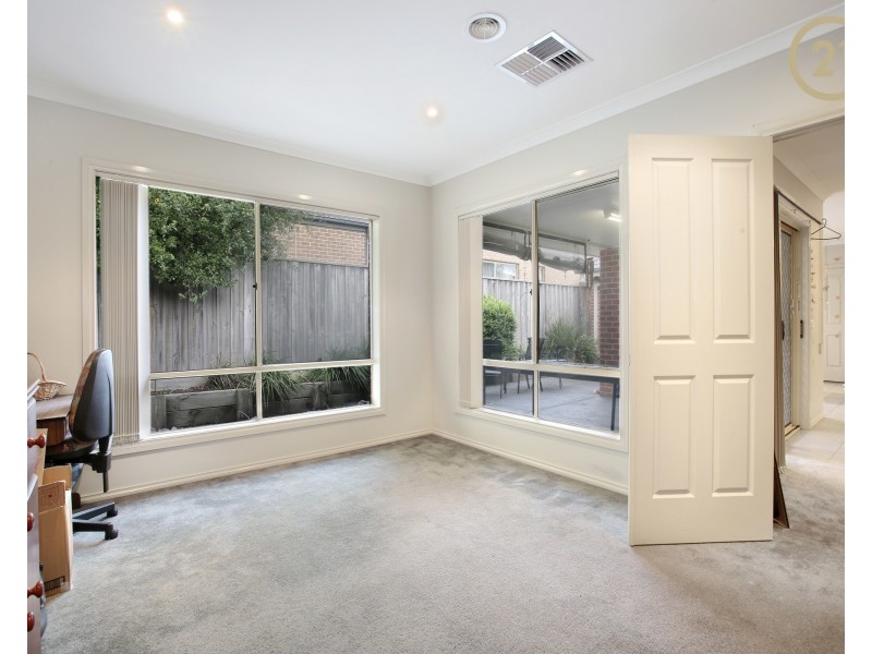 10 Manorwood Way, Berwick VIC 3806