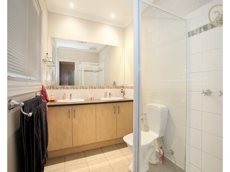 10 Manorwood Way, Berwick VIC 3806