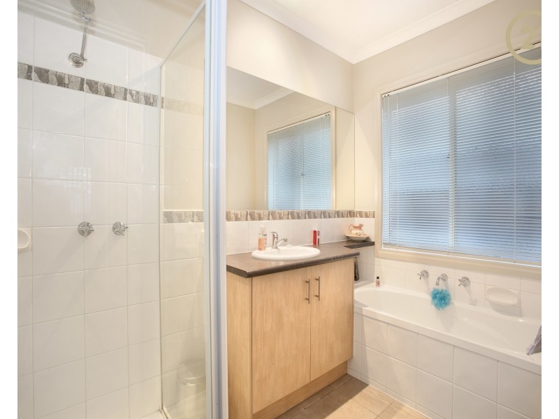 10 Manorwood Way, Berwick VIC 3806