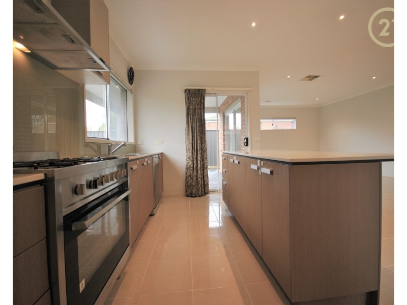 5 Datura Avenue, Cranbourne North VIC 3977