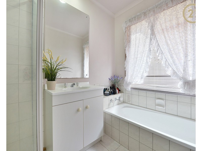 32 Hinrichsen Drive, Hallam VIC 3803