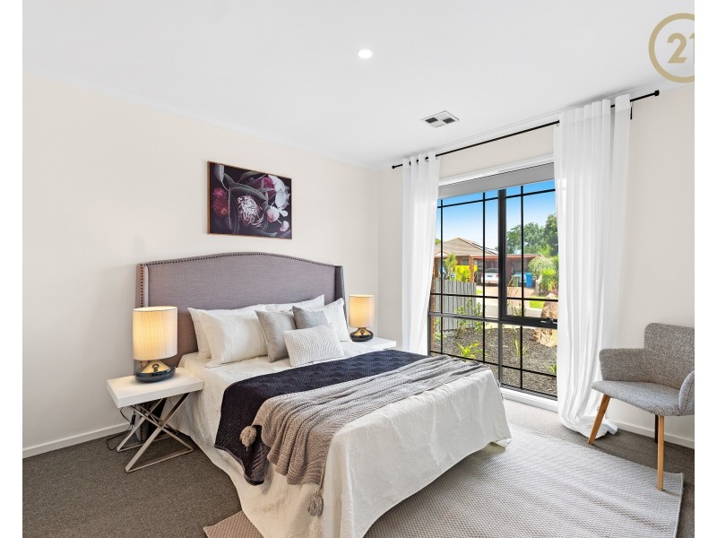 8  Lupin Court, Cranbourne North VIC 3977