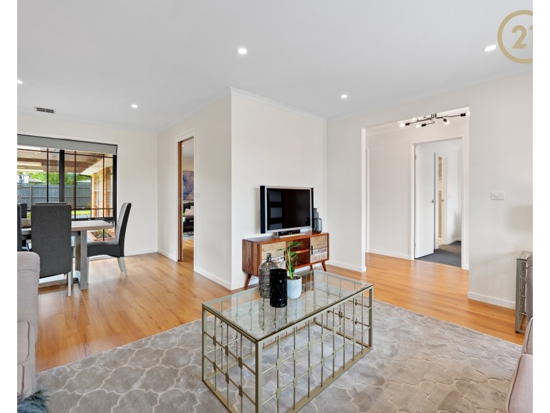 8  Lupin Court, Cranbourne North VIC 3977