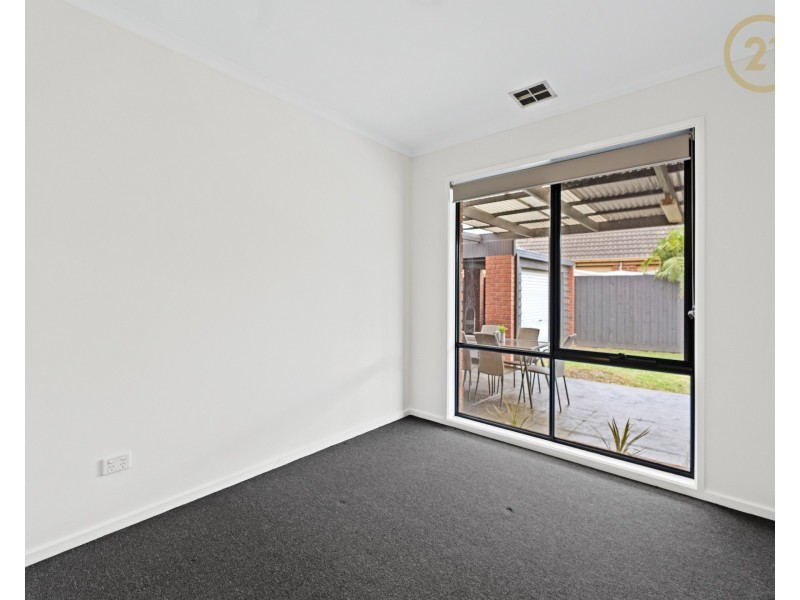 8  Lupin Court, Cranbourne North VIC 3977