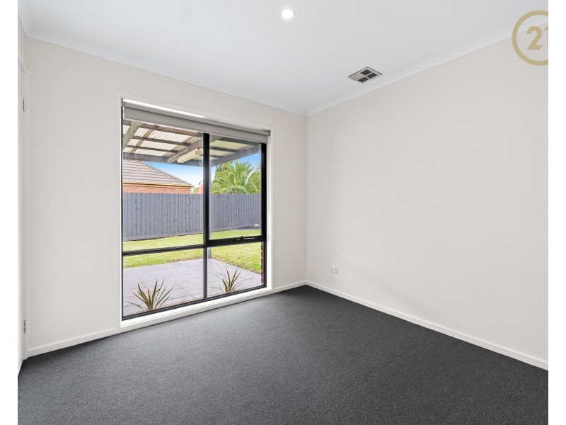 8  Lupin Court, Cranbourne North VIC 3977