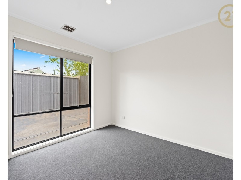 8  Lupin Court, Cranbourne North VIC 3977