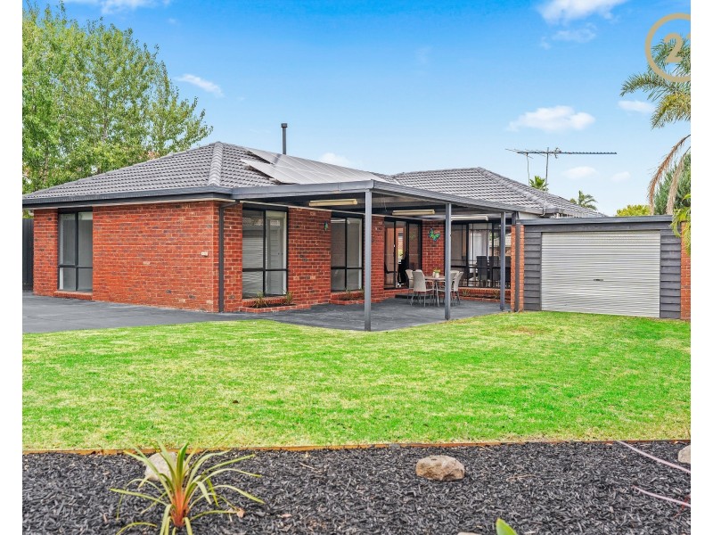8  Lupin Court, Cranbourne North VIC 3977