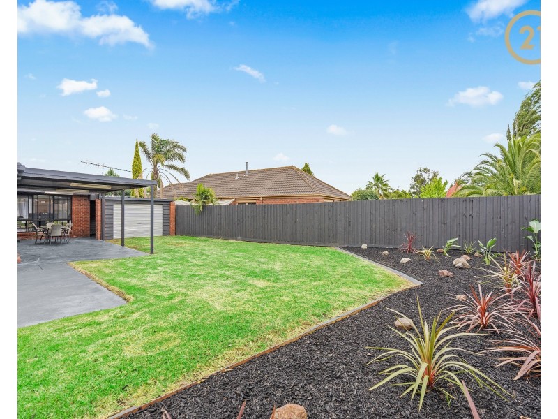 8  Lupin Court, Cranbourne North VIC 3977