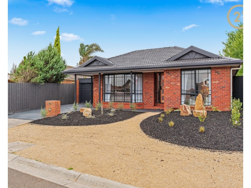 8  Lupin Court, Cranbourne North VIC 3977