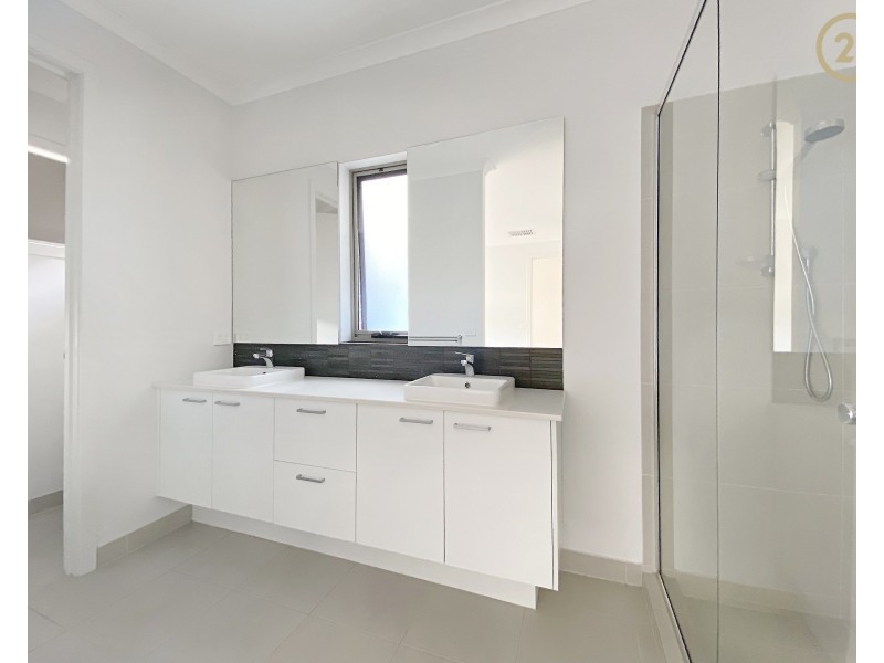 5 Sikes Road, Clyde North VIC 3978