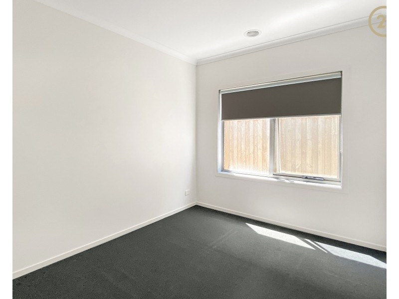 5 Sikes Road, Clyde North VIC 3978