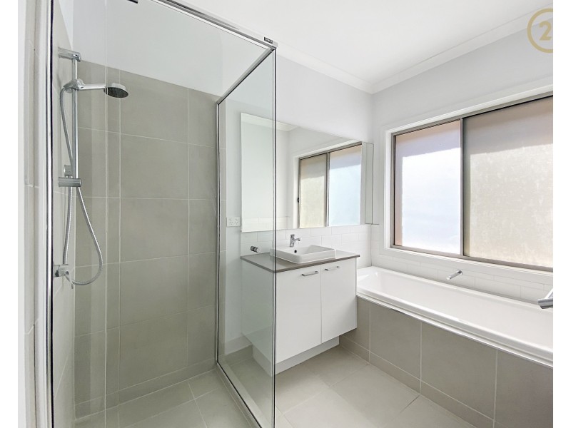 5 Sikes Road, Clyde North VIC 3978