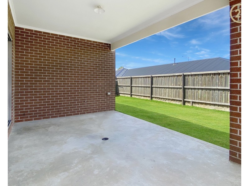 5 Sikes Road, Clyde North VIC 3978