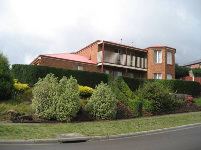 25 Lawrence Drive, Berwick VIC 3806