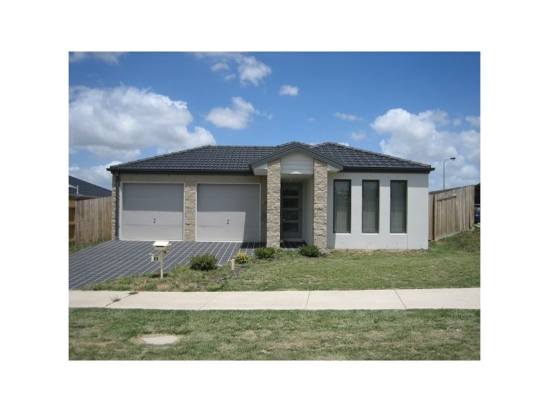 11 Hollington Way, Berwick VIC 3806