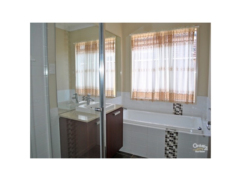 16 Manorwood Way, Berwick VIC 3806