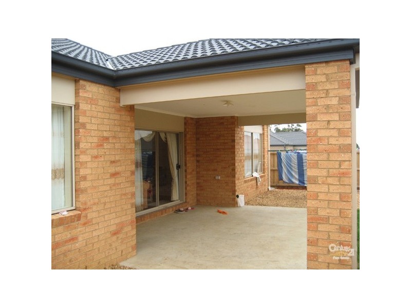 16 Manorwood Way, Berwick VIC 3806