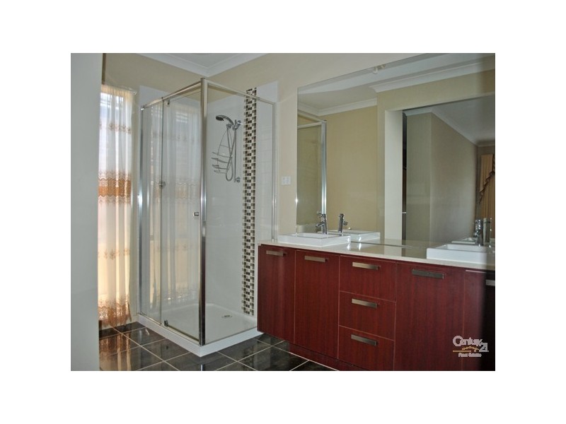 16 Manorwood Way, Berwick VIC 3806