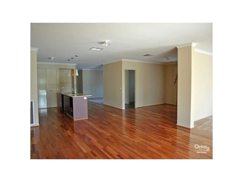 16 Manorwood Way, Berwick VIC 3806