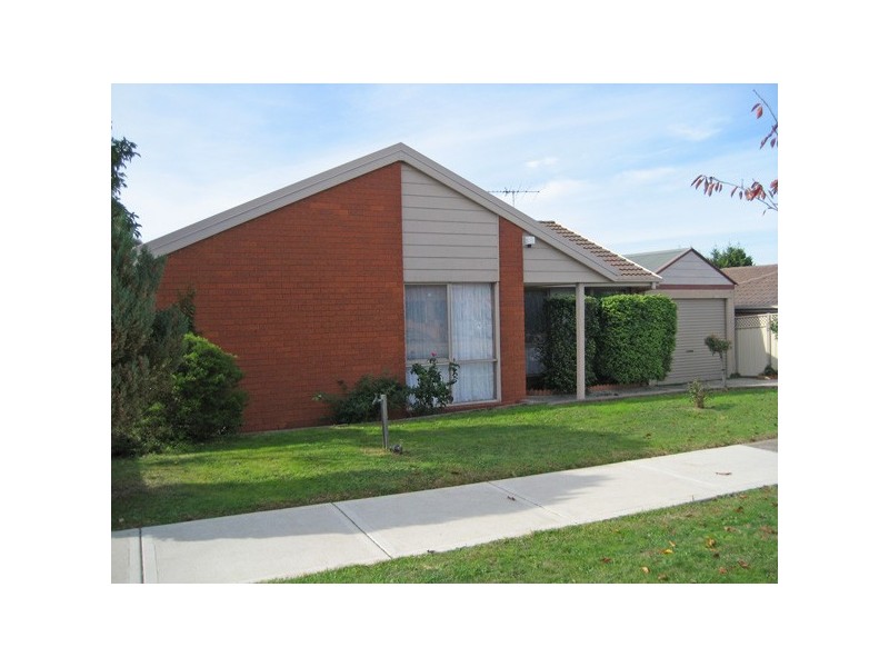 32 Hinrichsen Drive, Hallam VIC 3803