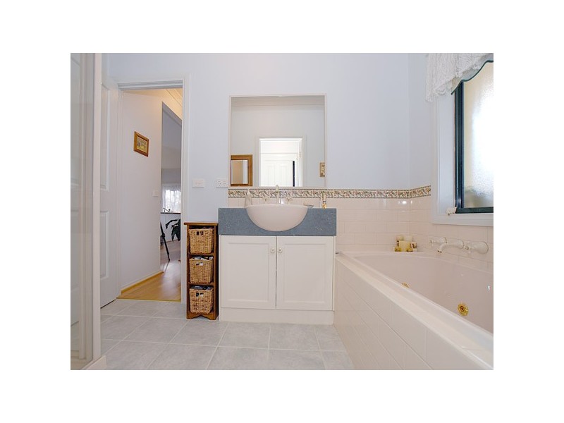 6 Honeysuckle Close, Pakenham VIC 3810