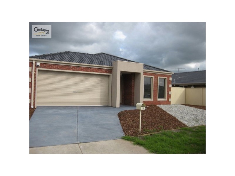 15 Bluehills Boulevard, Pakenham VIC 3810