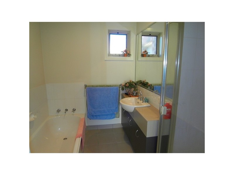 1/2 Bingara Avenue, Norlane VIC 3214