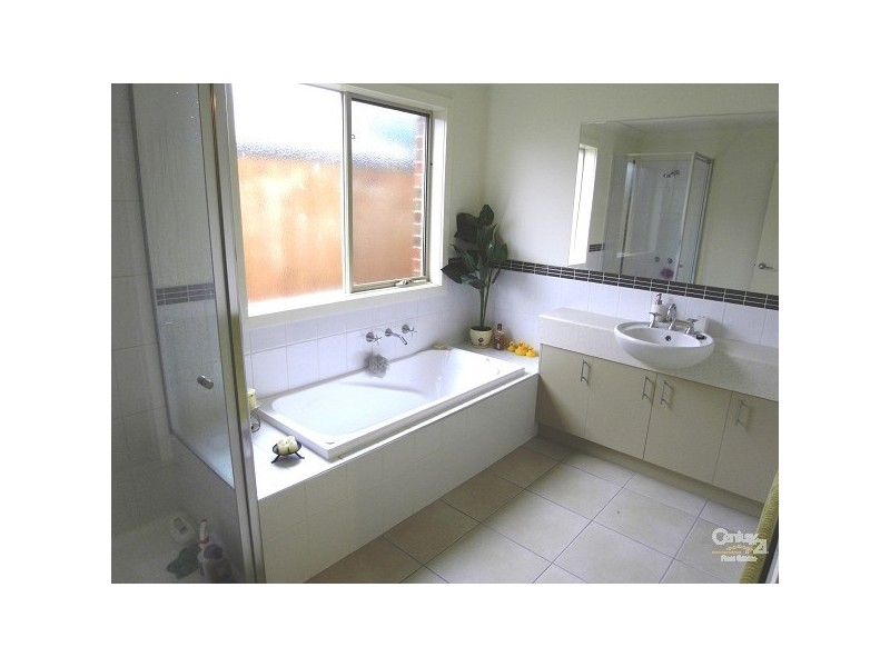 2/1 Warren Court, East Geelong VIC 3219