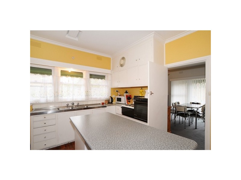 24 Layton Crescent, Newtown VIC 3220