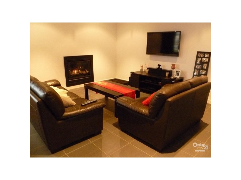 2 Irwin Gardens, Caroline Springs VIC 3023