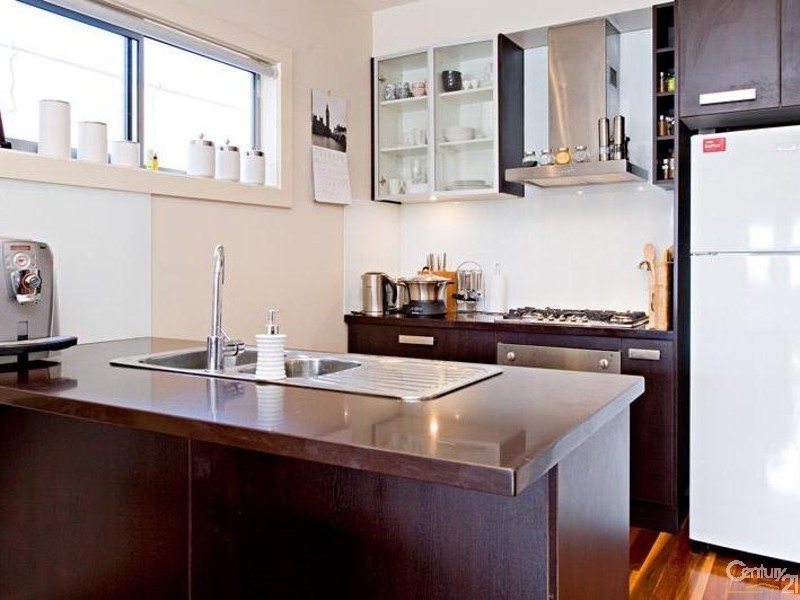 13 Scarborough Place, Kensington VIC 3031