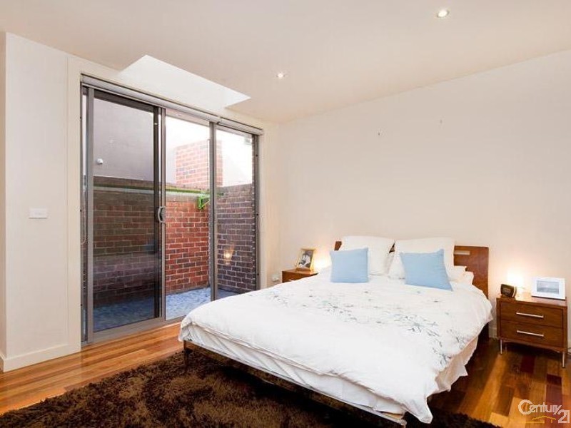 13 Scarborough Place, Kensington VIC 3031