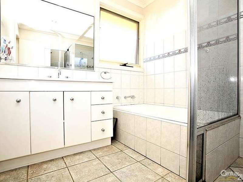 8 Septimus Close, Mill Park VIC 3082