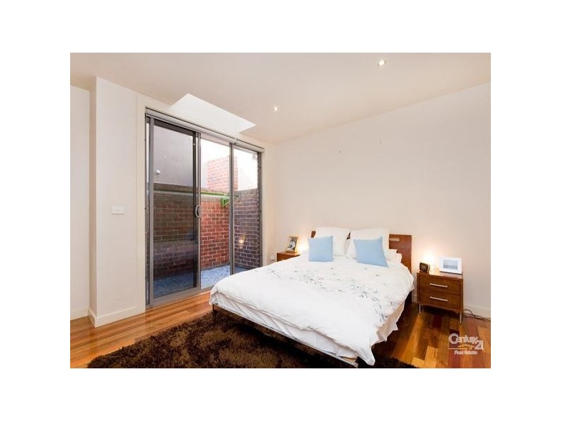 13 Scarborough Place, Kensington VIC 3031