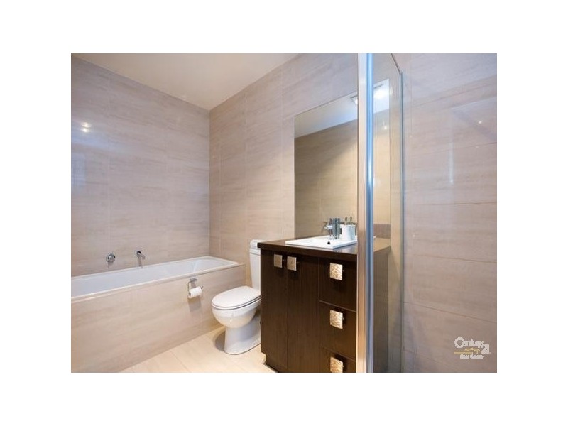 13 Scarborough Place, Kensington VIC 3031