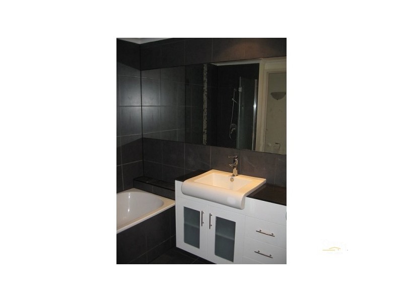 1/5 Miles Street, Southbank VIC 3006