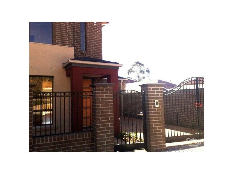 1/1 Nangnak Lane, Mont Albert VIC 3127