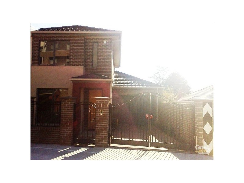 1/1 Nangnak Lane, Mont Albert VIC 3127