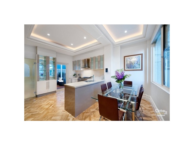 2/21 Ormond Esplanade, Elwood VIC 3184