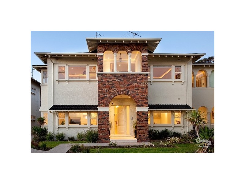 2/21 Ormond Esplanade, Elwood VIC 3184