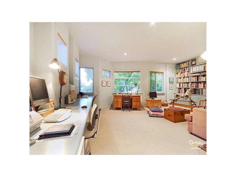 10 Pozieres Avenue, Elwood VIC 3184